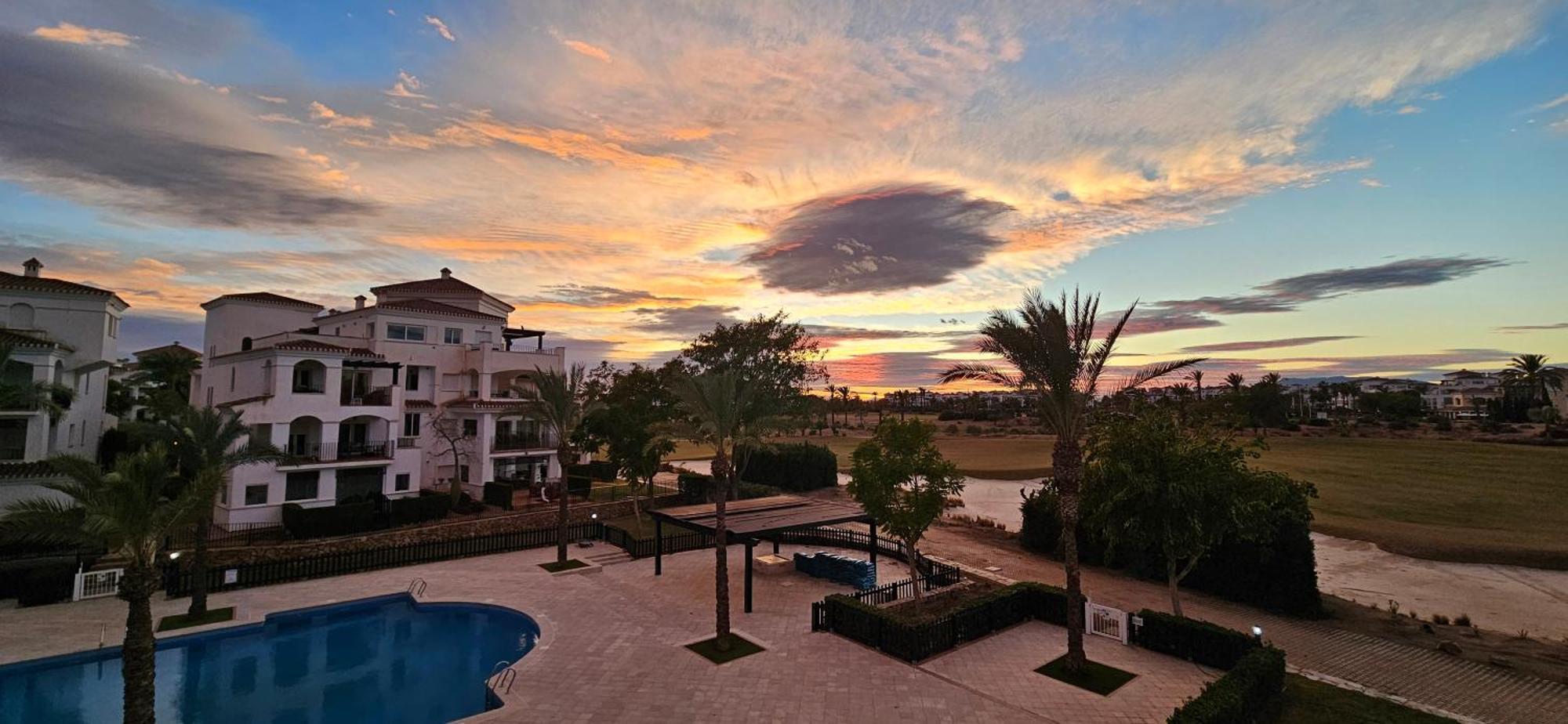 Reopening - Silent & Sunny Top Floor Apartement, 2 Pools & Golfview *